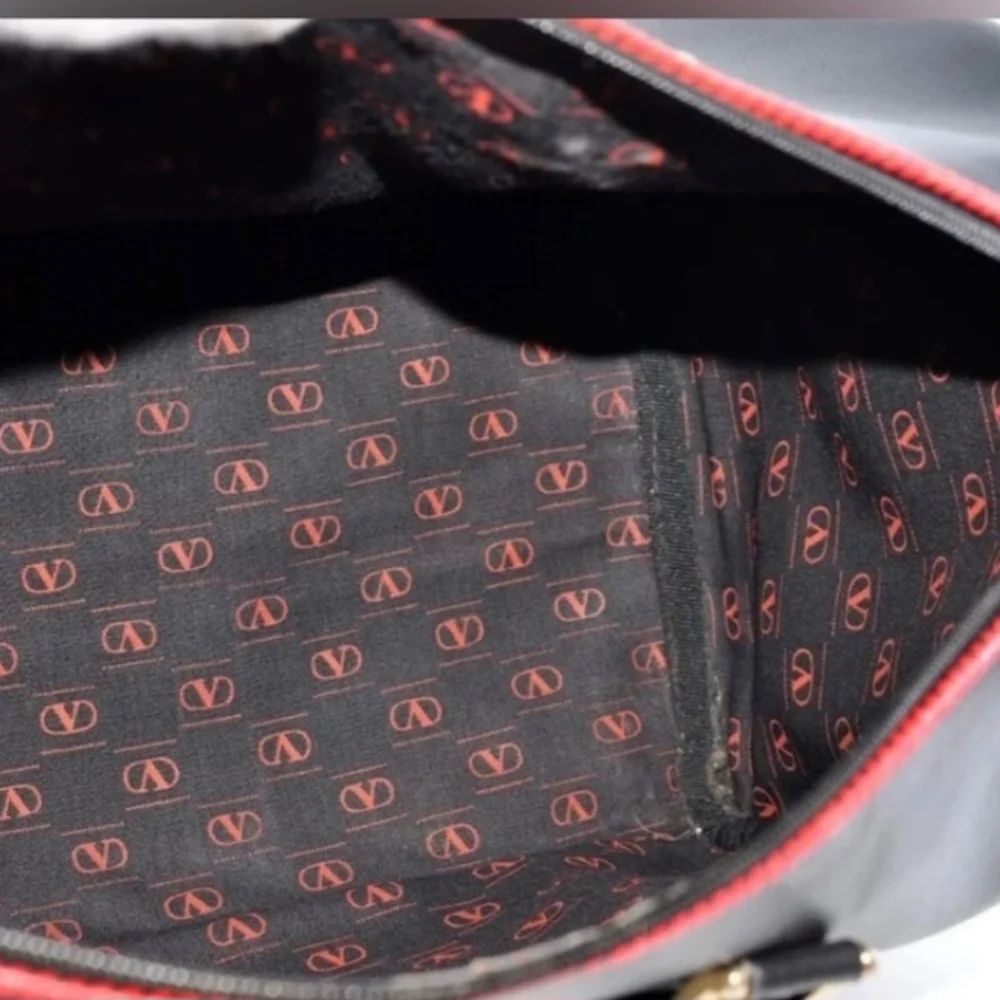 Valentino Garavani: Black Leather Boston Bag - Picture 9 of 12